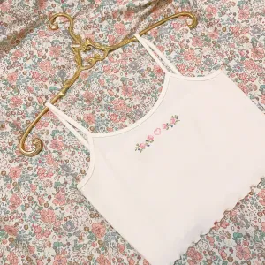 [Basic] Rose Romance Floral Embroidered Vest Top