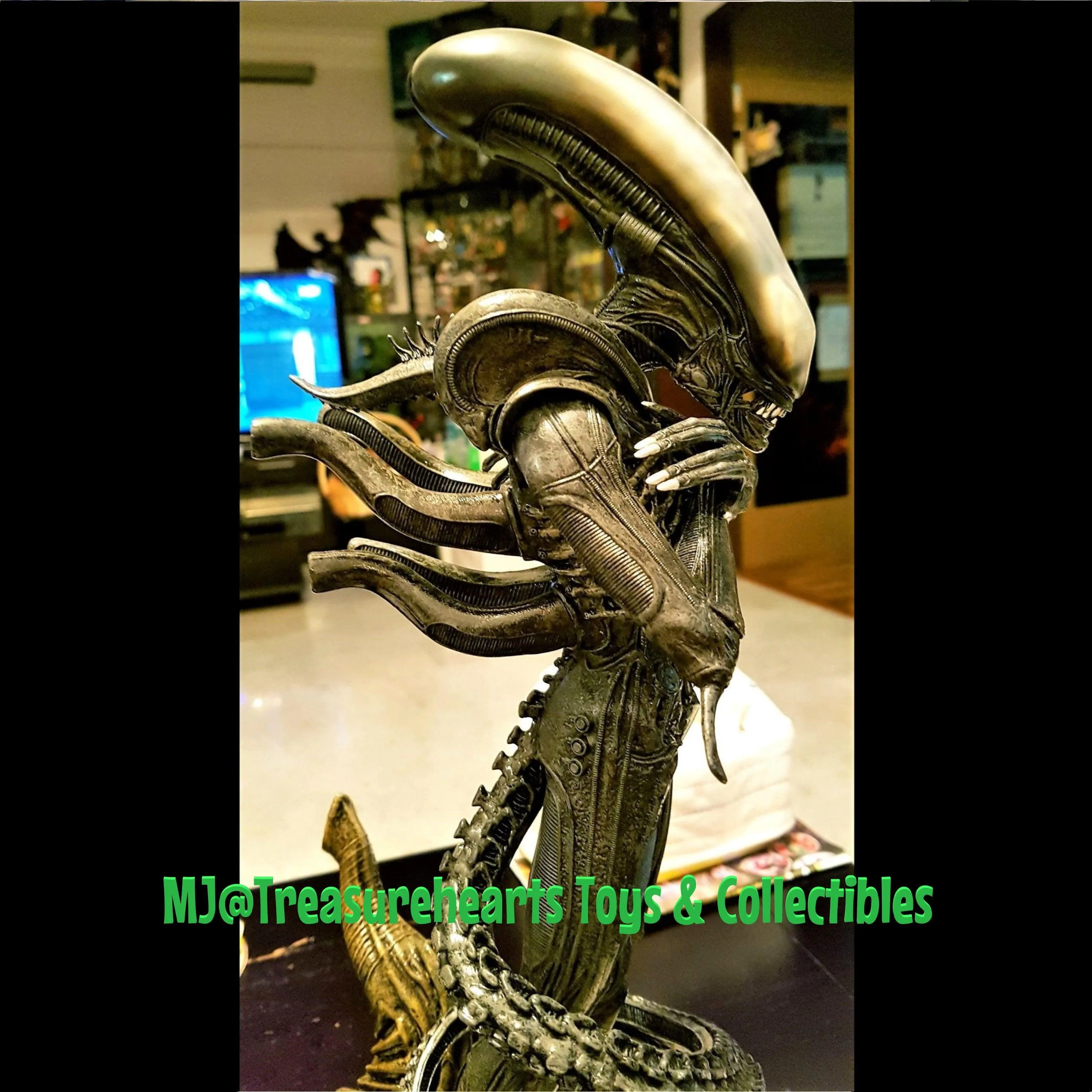 Internecivus Raptus Alien Statue