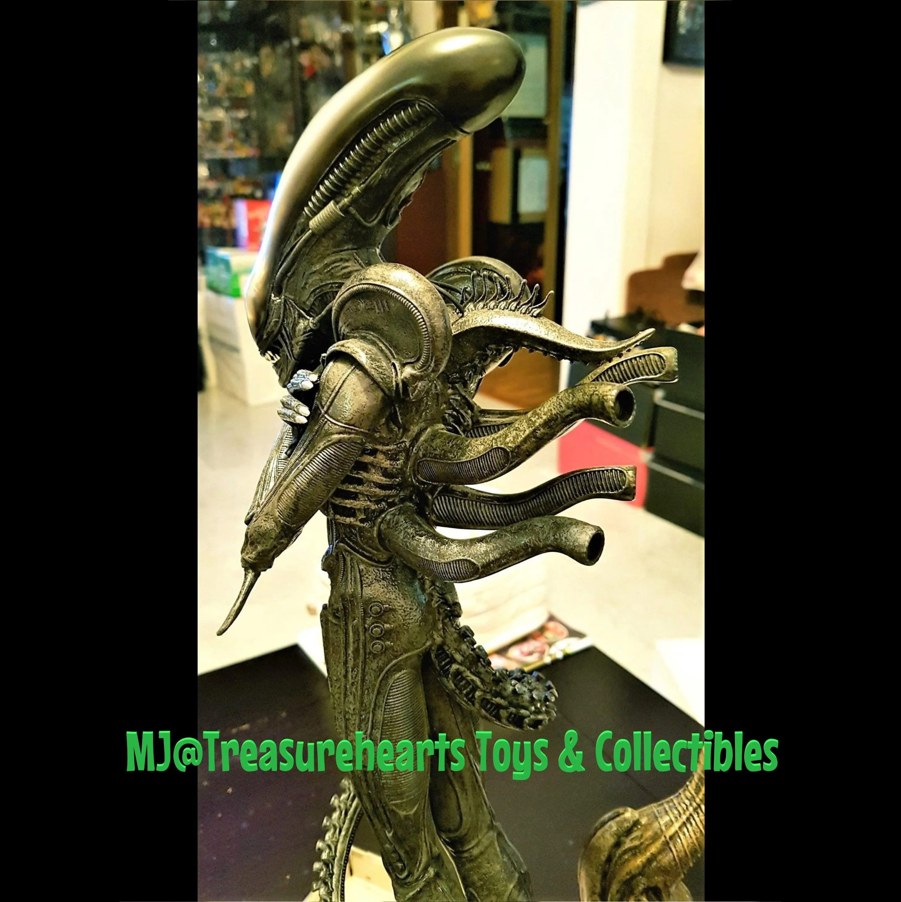 Internecivus Raptus Alien Statue