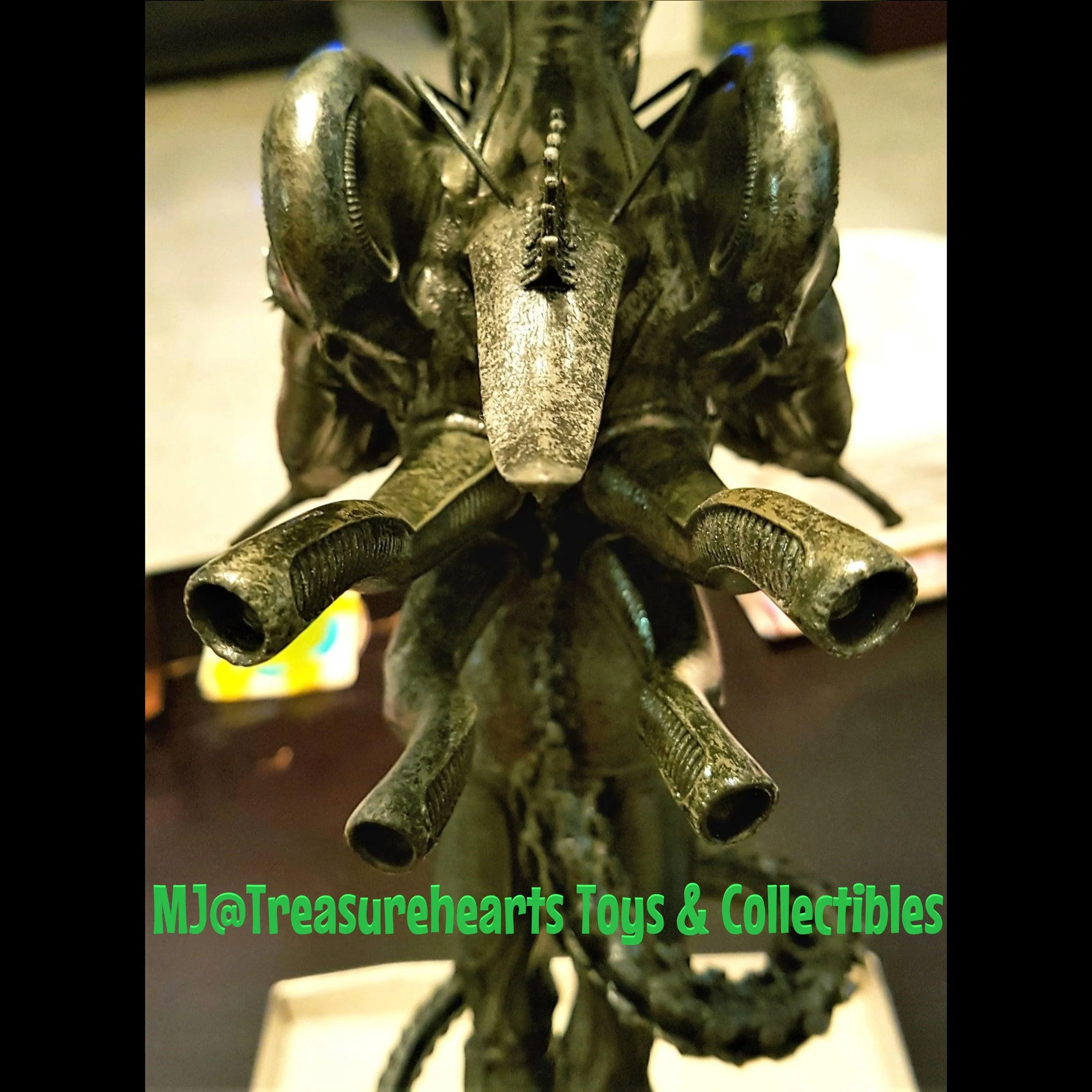 Internecivus Raptus Alien Statue