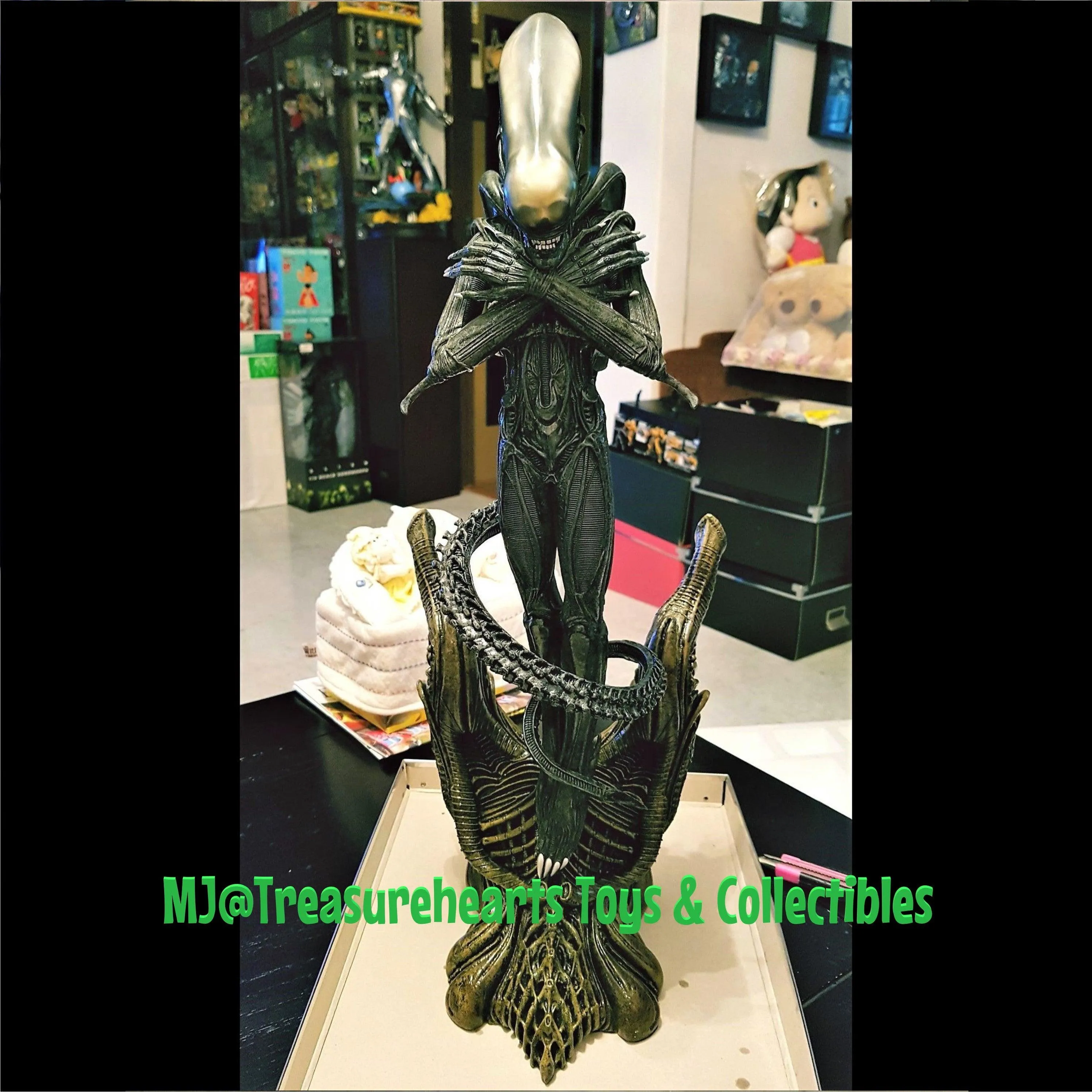 Internecivus Raptus Alien Statue