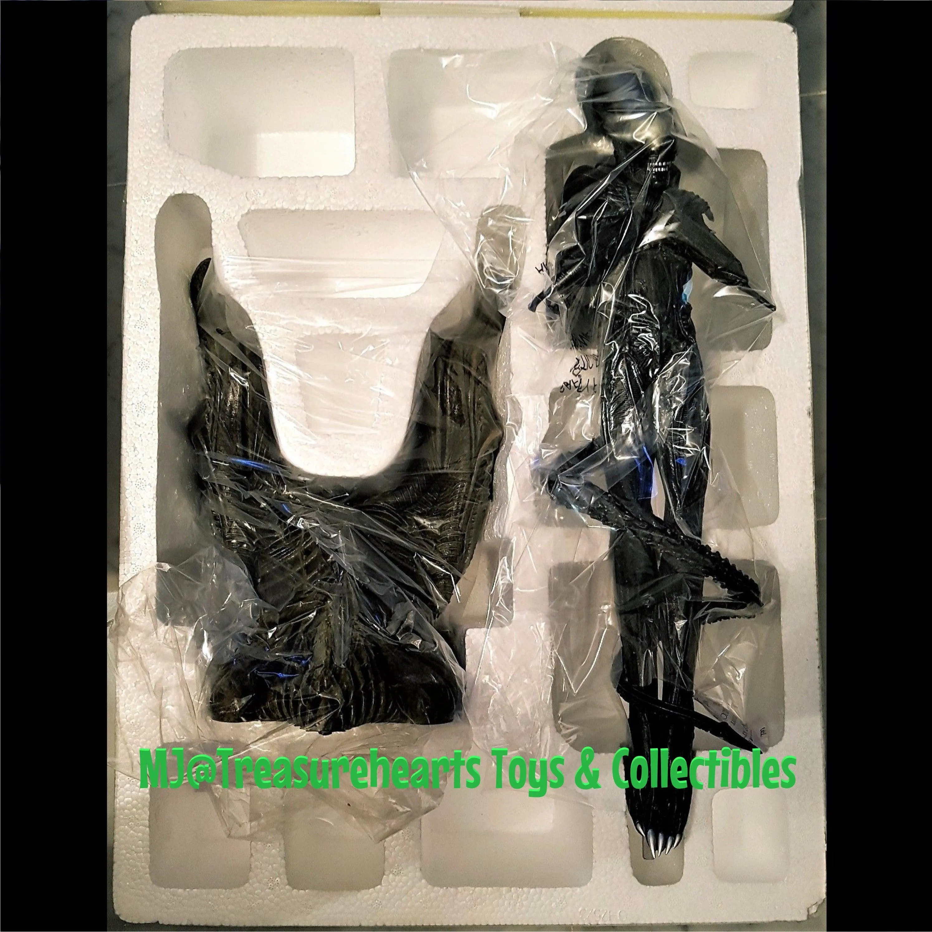 Internecivus Raptus Alien Statue